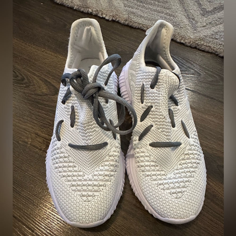 Men’s 7W Like New Slip On Tennis Shoes Boys Teens Men Shoes White